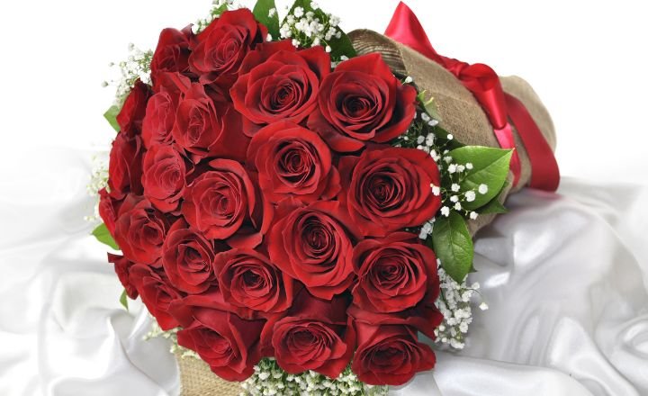 Red Rose Bouquet vs. Mixed Rose Bouquets